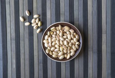 Arka plan görüntüsü için sağlıklı gıda fıstık fındık yakın. Üst görünümde doku bardak tabak fındık fıstık