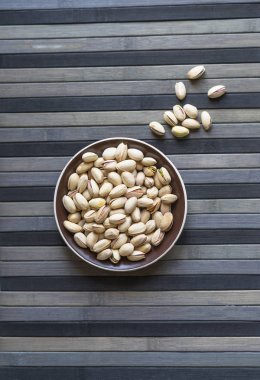 Arka plan görüntüsü için sağlıklı gıda fıstık fındık yakın. Üst görünümde doku bardak tabak fındık fıstık