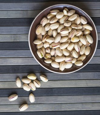 Arka plan görüntüsü için sağlıklı gıda fıstık fındık yakın. Üst görünümde doku bardak tabak fındık fıstık