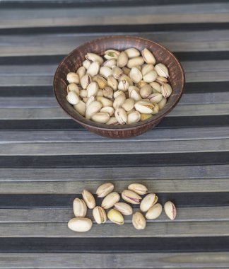 Arka plan görüntüsü için sağlıklı gıda fıstık fındık yakın. Üst görünümde doku bardak tabak fındık fıstık