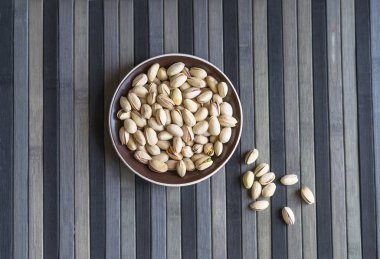 Arka plan görüntüsü için sağlıklı gıda fıstık fındık yakın. Üst görünümde doku bardak tabak fındık fıstık