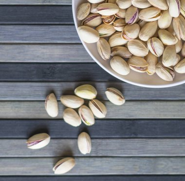 Arka plan görüntüsü için sağlıklı gıda fıstık fındık yakın. Üst görünümde doku bardak tabak fındık fıstık