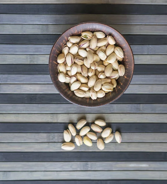 Arka plan görüntüsü için sağlıklı gıda fıstık fındık yakın. Üst görünümde doku bardak tabak fındık fıstık