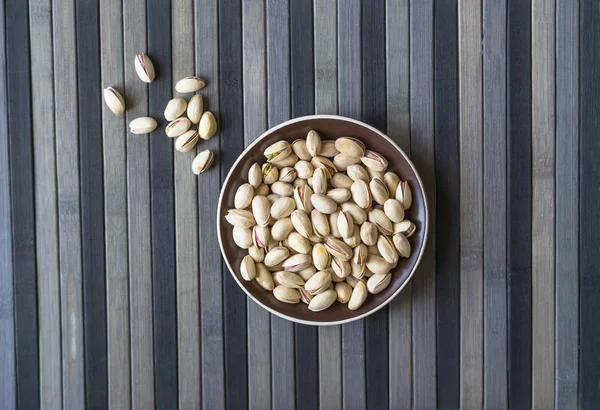 Arka plan görüntüsü için sağlıklı gıda fıstık fındık yakın. Üst görünümde doku bardak tabak fındık fıstık