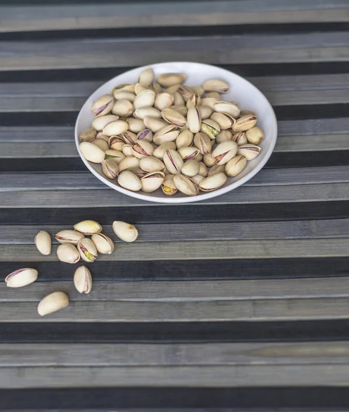 背景画像のための健康的な食品は ピスタチオナッツをクローズアップ カッププレート上のトップビューナッツピスタチオのテクスチャ — ストック写真