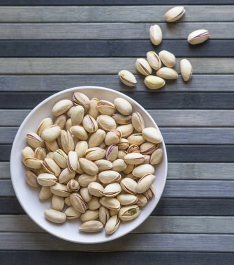 Arka plan görüntüsü için sağlıklı gıda fıstık fındık yakın. Üst görünümde doku bardak tabak fındık fıstık