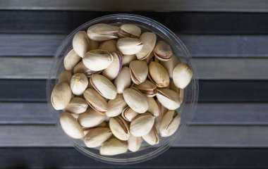 Arka plan görüntüsü için sağlıklı gıda fıstık fındık yakın. Üst görünümde doku bardak tabak fındık fıstık