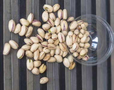 Arka plan görüntüsü için sağlıklı gıda fıstık fındık yakın. Üst görünümde doku bardak tabak fındık fıstık