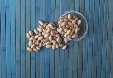 Arka plan görüntüsü için sağlıklı gıda fıstık fındık yakın. Üst görünümde doku bardak tabak fındık fıstık