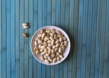 Arka plan görüntüsü için sağlıklı gıda fıstık fındık yakın. Üst görünümde doku bardak tabak fındık fıstık