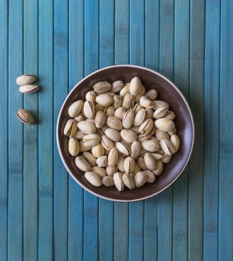 Arka plan görüntüsü için sağlıklı gıda fıstık fındık yakın. Üst görünümde doku bardak tabak fındık fıstık