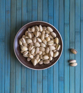 Arka plan görüntüsü için sağlıklı gıda fıstık fındık yakın. Üst görünümde doku bardak tabak fındık fıstık