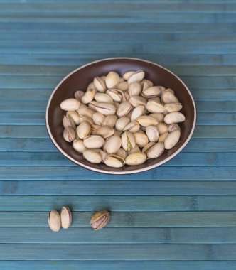 Arka plan görüntüsü için sağlıklı gıda fıstık fındık yakın. Üst görünümde doku bardak tabak fındık fıstık