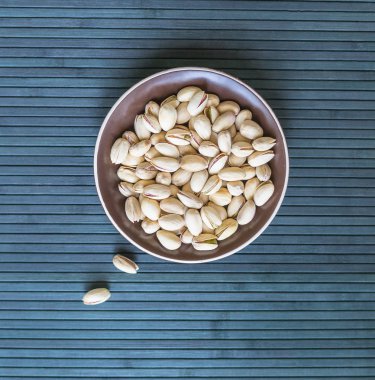 Arka plan görüntüsü için sağlıklı gıda fıstık fındık yakın. Üst görünümde doku bardak tabak fındık fıstık
