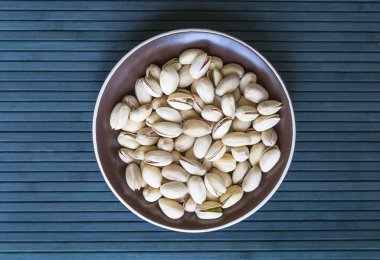 Arka plan görüntüsü için sağlıklı gıda fıstık fındık yakın. Üst görünümde doku bardak tabak fındık fıstık