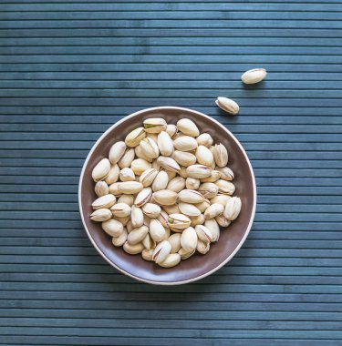 Arka plan görüntüsü için sağlıklı gıda fıstık fındık yakın. Üst görünümde doku bardak tabak fındık fıstık