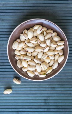 Arka plan görüntüsü için sağlıklı gıda fıstık fındık yakın. Üst görünümde doku bardak tabak fındık fıstık