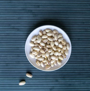 Arka plan görüntüsü için sağlıklı gıda fıstık fındık yakın. Üst görünümde doku bardak tabak fındık fıstık