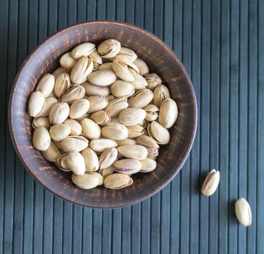 Arka plan görüntüsü için sağlıklı gıda fıstık fındık yakın. Üst görünümde doku bardak tabak fındık fıstık