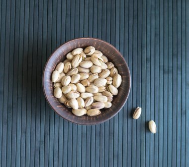 Arka plan görüntüsü için sağlıklı gıda fıstık fındık yakın. Üst görünümde doku bardak tabak fındık fıstık