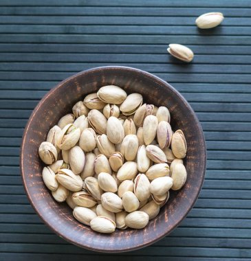 Arka plan görüntüsü için sağlıklı gıda fıstık fındık yakın. Üst görünümde doku bardak tabak fındık fıstık