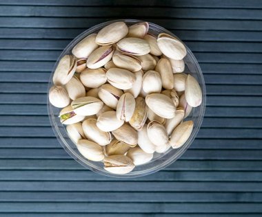 Arka plan görüntüsü için sağlıklı gıda fıstık fındık yakın. Üst görünümde doku bardak tabak fındık fıstık