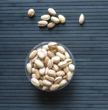 Arka plan görüntüsü için sağlıklı gıda fıstık fındık yakın. Üst görünümde doku bardak tabak fındık fıstık