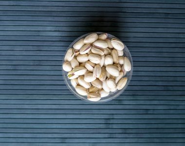 Arka plan görüntüsü için sağlıklı gıda fıstık fındık yakın. Üst görünümde doku bardak tabak fındık fıstık