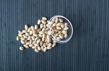 Arka plan görüntüsü için sağlıklı gıda fıstık fındık yakın. Üst görünümde doku bardak tabak fındık fıstık