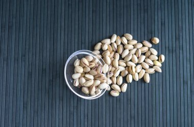 Arka plan görüntüsü için sağlıklı gıda fıstık fındık yakın. Üst görünümde doku bardak tabak fındık fıstık