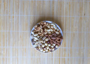 Sağlıklı yiyecekler. Taş doku üst görünümünde fındık karışımı çeşitler. Arka plan görüntüsü için farklı baklagiller koleksiyonu fındık, fıstık, badem, kaju fıstığı, fıstık, ceviz yakın. Görüntü