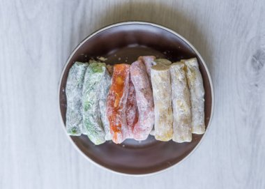 Geleneksel Türk lokum. Bir tabak üzerinde oryantal tatlı. Arka planda yalıtılmış. Doğu incelik tatlıları. Sağlıklı gıda karışımı çeşitler. Resim için farklı koleksiyonu üst görünümü yakın