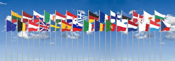 Seda agitando 28 bandeiras de países da União Europeia. Céu azul ba — Fotografia de Stock