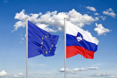 Avrupa Birliği vs Slovenya. Avrupa Birliği ve Slovenya kalın renkli ipeksi bayraklar. Gökyüzü arka plan üzerinde 3d illüstrasyon. - İllüstrasyon