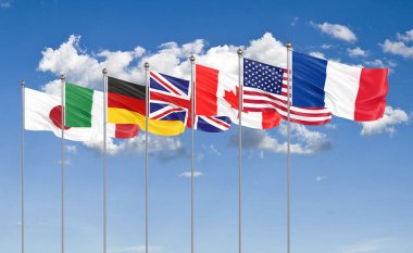 Yedi Kanada, Almanya, Italya, Fransa, Japonya, ABD Devletleri, Birleşik Krallık grup ülkeleri G7 bayrakları sallıyor ipek. Mavi gökyüzü arka plan. Fransa 'da büyük G7 2019. 3D çizim.