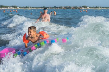 Mutlu bir aile yaşam tarzı. hildren atlama ve dalgalar kırma eğlenceli ile sıçrama