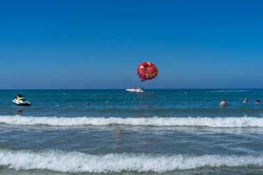 Mutlu yaz aylarında Parasailing Miami Beach üzerinde çift. İki orta hava asılı paraşüt altında. Eğleniyor. Tropik cenneti. Olumlu insan duyguları, duygular, Aile, seyahat, tatil.