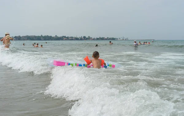 Felice Stile Vita Familiare Hildren Saltando Spruzzando Con Divertimento Nel — Foto Stock