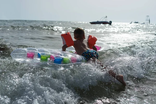 Joyeux Style Vie Familial Enfants Sautant Éclaboussant Avec Plaisir Dans — Photo