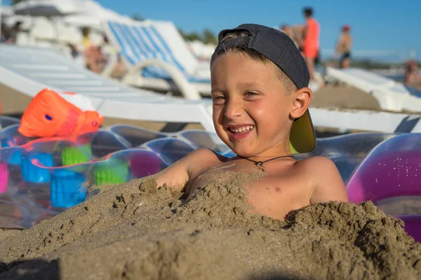 Junge Spielt Sand Und Wellen Strand Glücklicher Lebensstil Der Familie — Stockfoto