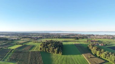 Tarlalar ve ormanlarla çevrili güzel bir göl manzarası..