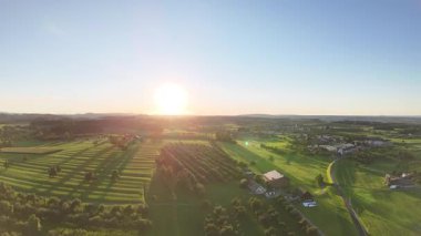 Kırsal kesimde güzel bir manzarası olan küçük bir kasabanın havadan görünüşü.