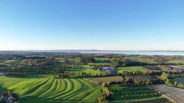 Yazın Baltık Denizi şehrinin havadan görünüşü