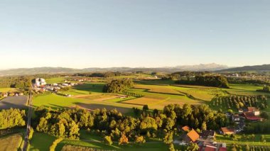 Kırsal kesimdeki küçük bir kasabanın havadan görünüşü