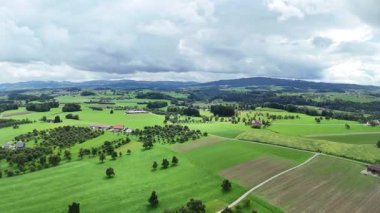 Yeşil çayır ve dağların havadan görünüşü