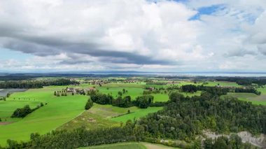 Yazın yeşil çayırda hava manzarası.