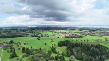 Arkasında bir köy olan güzel bir kırsal manzara manzarası.