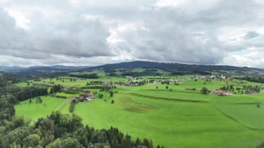 Ukraynalı Karpatların köyünün insansız hava aracı görüntüsü