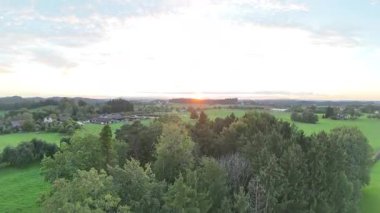 Güney Almanya 'da günbatımında kırsal bir bölgenin havadan görünüşü.