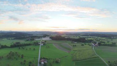 Gün batımlı güzel kırsal manzaranın havadan görüntüsü